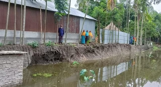 উলিপুরে জমি বিরোধে চাচার ঘর ধ্বংসের আশঙ্কা