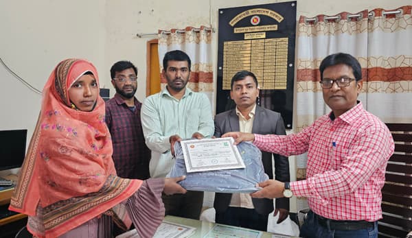 গোয়ালন্দে যুব উন্নয়ন প্রশিক্ষণার্থীদের মাঝে সনদপত্র ও ব্যাগ বিতরণ 