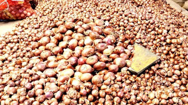 আমদানি বন্ধে হিলিতে পেঁয়াজের দাম আকাশছোঁয়া, বিপাকে ক্রেতা