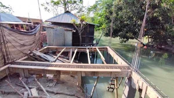 রাজাপুরে সরকারি খাল দখলে পাকা ভবন নির্মাণ! ভাঙার নির্দেশ প্রশাসনের