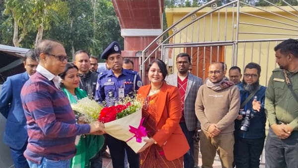 রাজাপুরে জীবনানন্দ দাশ সংগ্রহশালা পরিদর্শনে বাংলাদেশ ব্যাংকের গভর্নর