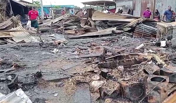 মুলাদীর বাজারে ভয়াবহ আগুনে ছাই ২৭ দোকান