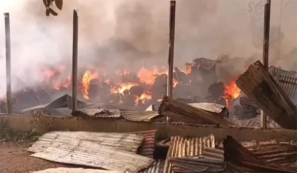 কোনাবাড়ীতে ঝুটের গোডাউনে ভয়াবহ আগুন, নিয়ন্ত্রণে পাঁচ ইউনিট