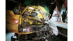 বরিশালে দুই ট্রাকের মুখোমুখি সংঘর্ষ, পথচারীসহ দুইজন নিহত
