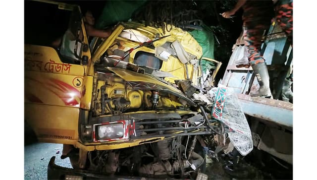 বরিশালে দুই ট্রাকের মুখোমুখি সংঘর্ষ, পথচারীসহ দুইজন নিহত