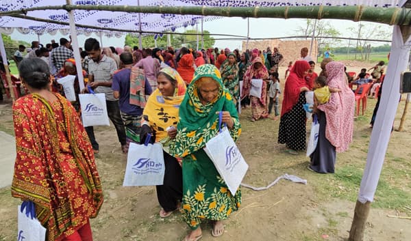 গোয়ালন্দে এক হাজার নারী-পুরুষ পেল ঈদ উপহারের শাড়ি-লুঙ্গি 