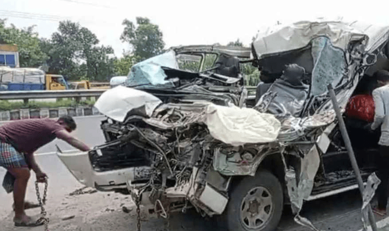 টাঙ্গাইলে দাঁড়িয়ে থাকা ট্রাকে মাইক্রোবাসের ধাক্কা, একই পরিবারের তিনজন নিহত