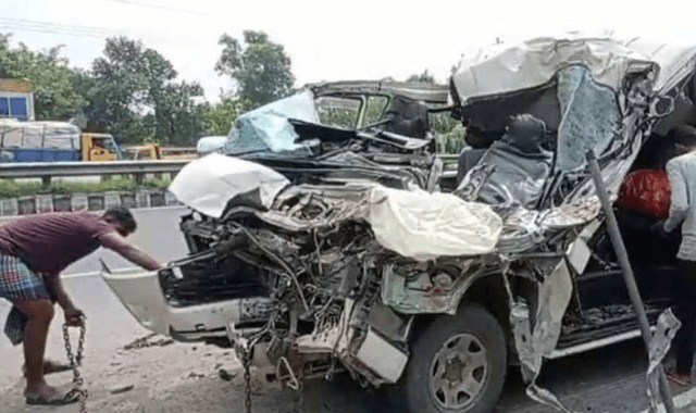 টাঙ্গাইলে দাঁড়িয়ে থাকা ট্রাকে মাইক্রোবাসের ধাক্কা, একই পরিবারের তিনজন নিহত