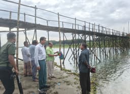 দৌলতদিয়ার জরাজীর্ণ বাঁশের সাঁকোটি মেরামতে প্রশাসনের উদ্যোগ