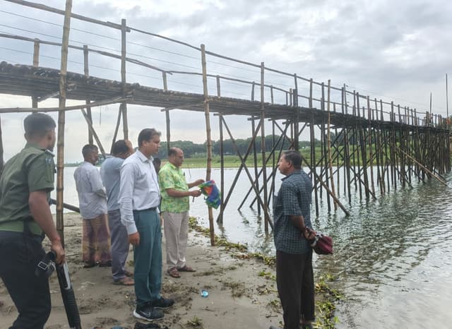 দৌলতদিয়ার জরাজীর্ণ বাঁশের সাঁকোটি মেরামতে প্রশাসনের উদ্যোগ