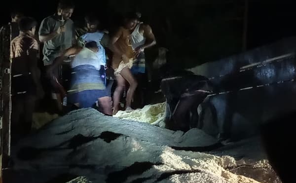 টেকনাফে লবণের বস্তায় লুকানো এক লাখ ইয়াবা উদ্ধার, আটক দুই