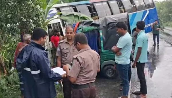 রাজবাড়ীতে বাস-মাহিন্দ্রা সংঘর্ষে চালক নিহত, পাঁচ যাত্রী আহত