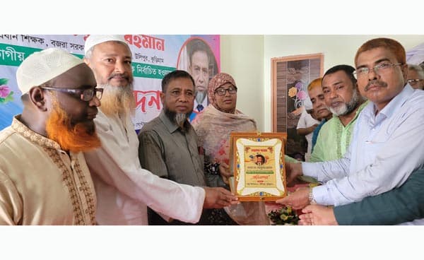 উলিপুরে রংপুর বিভাগের শ্রেষ্ঠ শিক্ষক মাহবুবার রহমান সম্বর্ধিত 