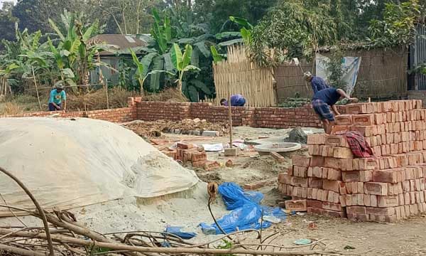 গোয়ালন্দে আশ্রয়ণ প্রকল্পের জায়গায় দখল করে পাকা স্থাপনা নির্মাণ !