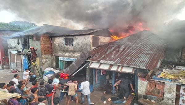 বরিশালে বস্তিতে আগুন, তিনটি ঘর পুড়ে ছাই