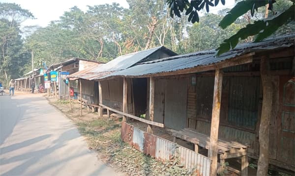 বরিশালে ছেলেকে না পেয়ে বৃদ্ধ বাবাকে আটক, প্রতিবাদে বাজার বন্ধ