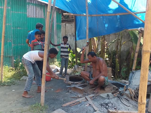 কোরবানির ঈদ সামনে, পাঁচবিবির কামারপাড়ায় টুংটাং শব্দে নেমে এসেছে নিস্তব্ধতা