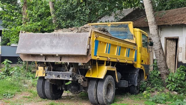 গোয়ালন্দে অবৈধ মাটি উত্তোলন: ইউএনও'র অভিযানে মাটিবাহী ট্রাক জব্দ