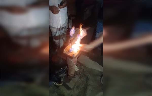 টিউবওয়েলের পানিতে গ্যাস, দিয়াশলাই ধরাতেই জ্বলে উঠল আগুন!