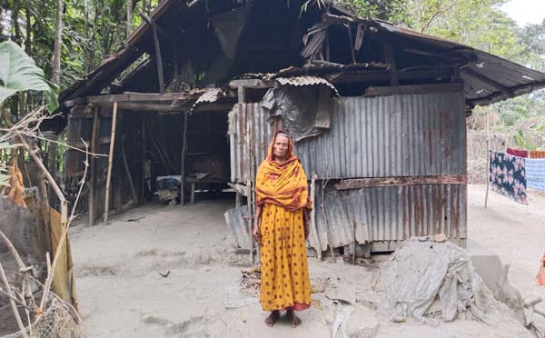 ভাঙা ঘরে অনিশ্চিত ভবিষ্যত ষাটোর্ধ বিধবা রাজিয়ার