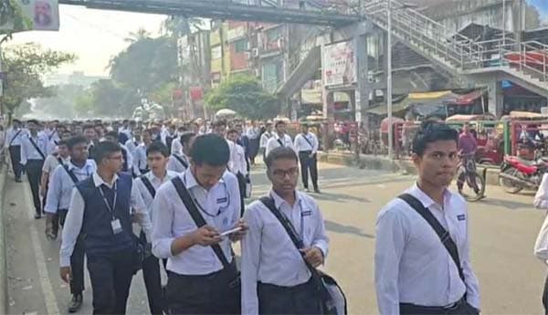 সাত কলেজের ঐতিহ্য রক্ষায় শিক্ষার্থীদের সায়েন্সল্যাব অবরোধ