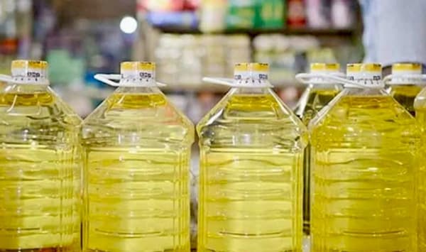 হিলি বাজারে বোতলজাত সয়াবিন তেলের সংকট, খোলা ২১০ টাকা লিটার