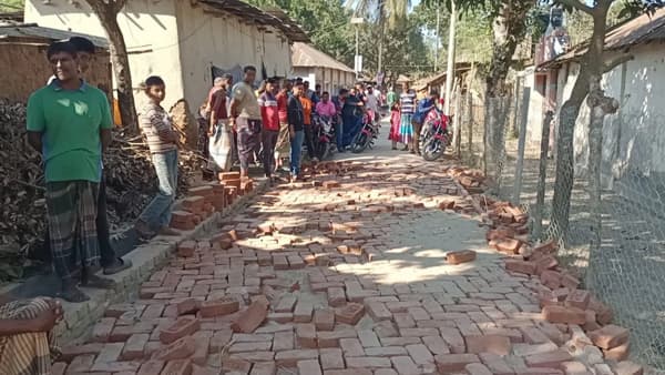 হিলিতে সড়ক নির্মাণে নিম্নমানের ইট, গ্রামবাসীর বাধায় কাজ বন্ধ