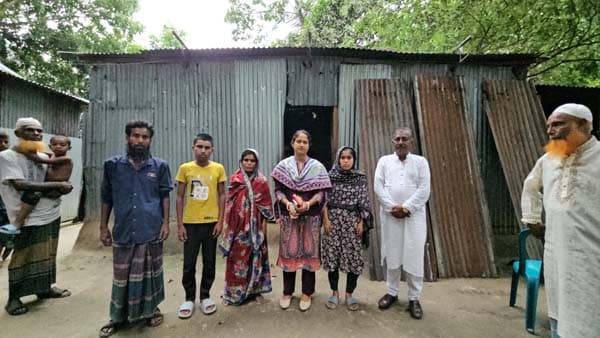 ই-নিউজে৭১ এ সংবাদ প্রকাশ: সেই চার প্রতিবন্ধীর বাড়িতে ছুটে গেলেন ইউএনও