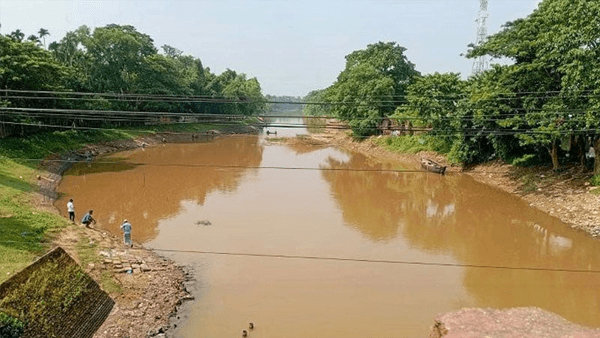 ভারতীয় বিষটোপে জুড়ী নদীর পানি দূষিত, হুমকিতে হাকালুকি হাওর