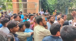 ভুল পরিচয়ে আটক, থানায় উত্তেজনা