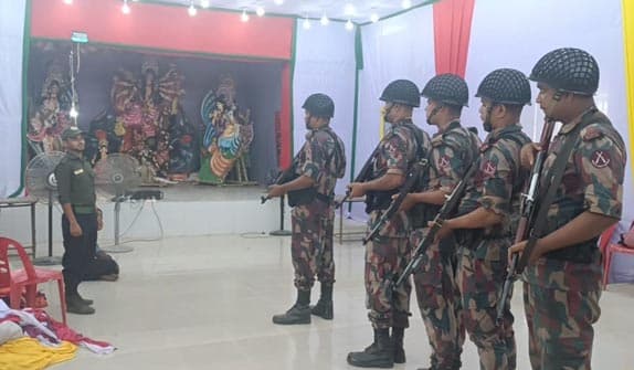 হিলি সীমান্তবর্তী পূজা মণ্ডপের নিরাপত্তায় বিজিবির সদস্যরা