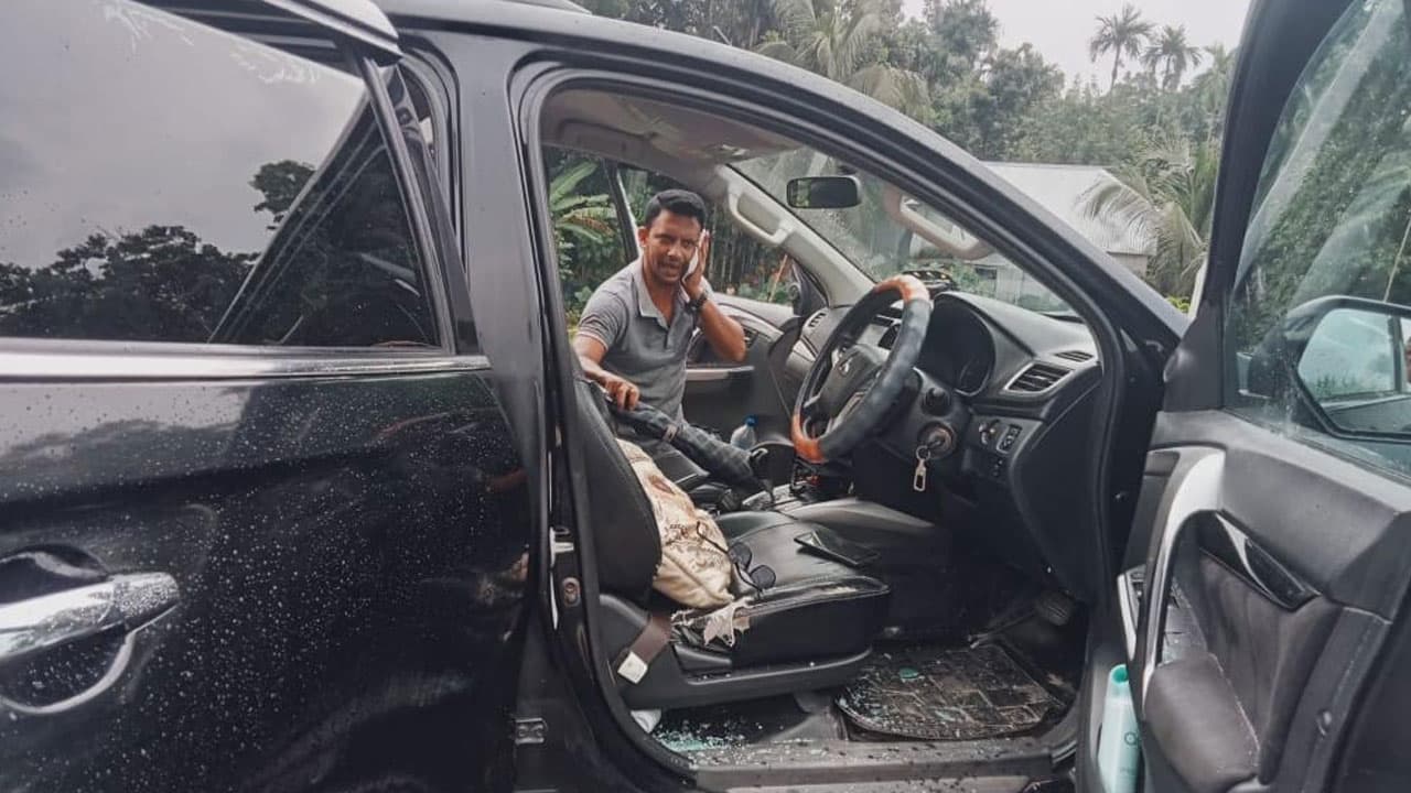 এবার দল বেঁধে গোপালগঞ্জে ইউএনওর গাড়িবহরে হামলা