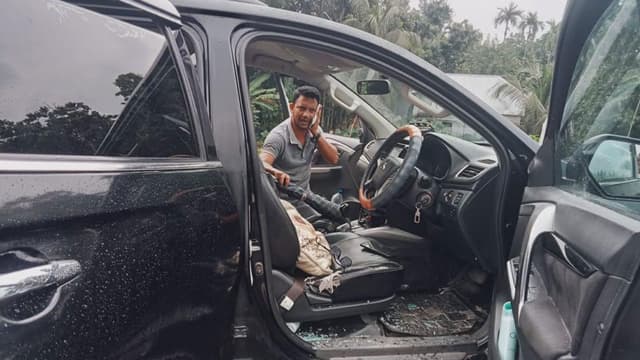 এবার দল বেঁধে গোপালগঞ্জে ইউএনওর গাড়িবহরে হামলা