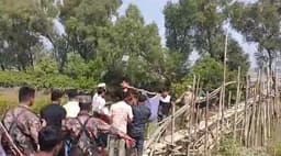 টেকনাফ ​সীমান্তে মাইন বিস্ফোরণে জেলে আহত, সড়ক অবরোধ ও মানববন্ধন