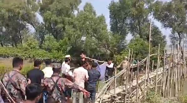 টেকনাফ ​সীমান্তে মাইন বিস্ফোরণে জেলে আহত, সড়ক অবরোধ ও মানববন্ধন