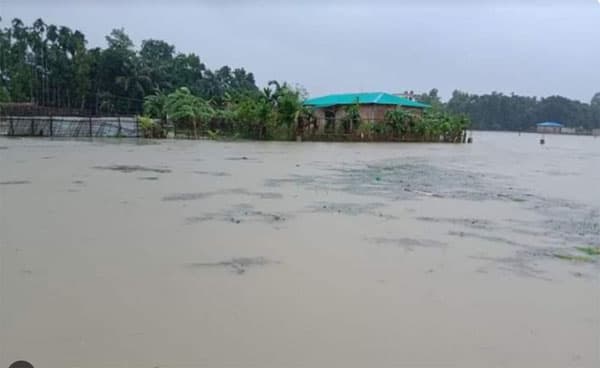পাহাড়ি ঢল, টানা বৃষ্টিতে উত্তরাঞ্চলজুড়ে ভয়াবহ নদীভাঙন 