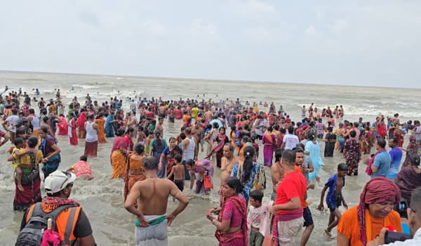 অক্ষয় তৃতীয়ায় কুয়াকাটায় হাজারো ভক্তের পুণ্যস্নান