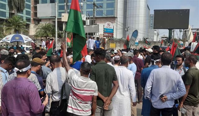 খালেদা জিয়া ফেরায় ঢাকায় জনসমুদ্রের ঢল
