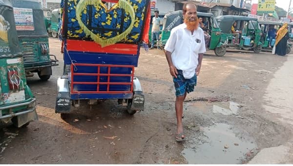 সামান্য বৃষ্টিতে হাঁটু পানি, থমকে যায় সরাইলের জনজীবন