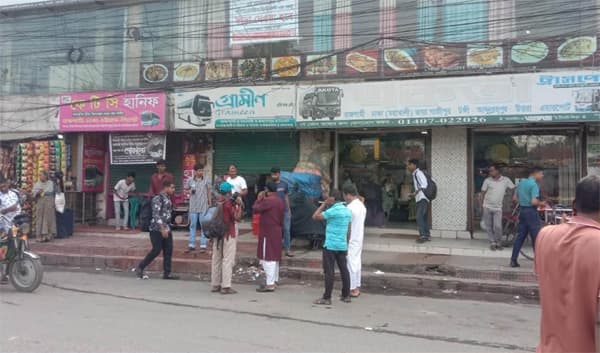 নাটোরে বাস আটকের জেরে রাজশাহী থেকে দূরপাল্লার বাস বন্ধ