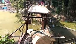 বরিশালে আয়রন ব্রিজ ভেঙে খালে পড়ল ঠেলাগাড়ি, আহত এক