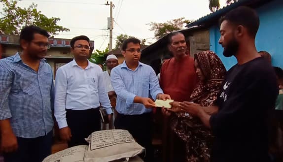 সর্বস্ব হারিয়ে পথে পরিবার, পাশে দাঁড়াল শ্রীমঙ্গল প্রশাসন