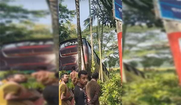 বাকেরগঞ্জে এনা বাস খাদে, আহত অন্তত ২০