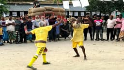 আত্রাইয়ে বিলুপ্তপ্রায় লাঠি খেলা: আধুনিকতায় হারাচ্ছে গ্রামের ঐতিহ্য