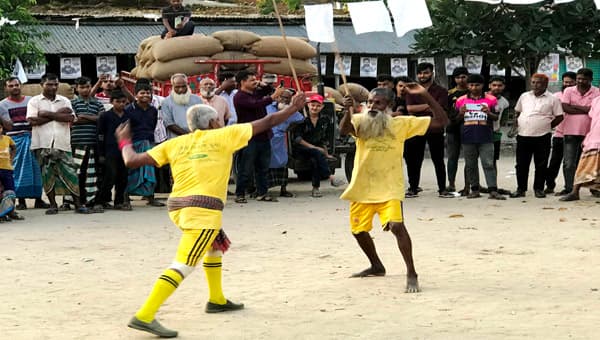 আত্রাইয়ে বিলুপ্তপ্রায় লাঠি খেলা: আধুনিকতায় হারাচ্ছে গ্রামের ঐতিহ্য