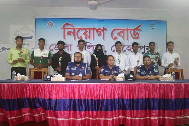 ১২০ টাকায় পুলিশের চাকরি, আনন্দে কেঁদে ফেললেন নির্বাচিতরা