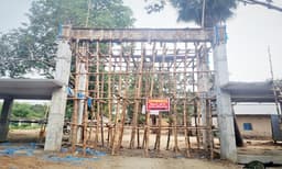 আলতাদিঘী গেট নির্মাণে অনিয়ম, কাজ বন্ধ করে দিলেন স্থানীয়রা