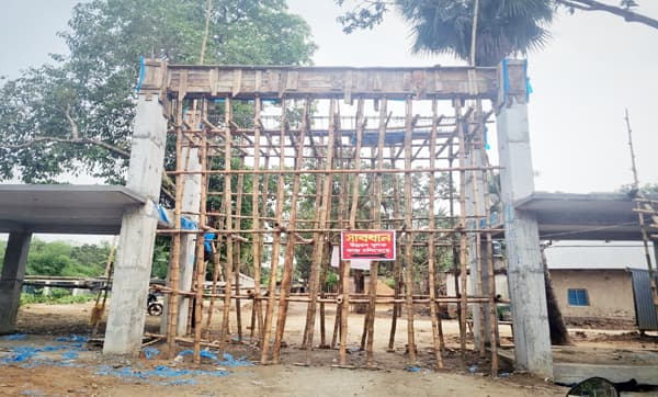 আলতাদিঘী গেট নির্মাণে অনিয়ম, কাজ বন্ধ করে দিলেন স্থানীয়রা