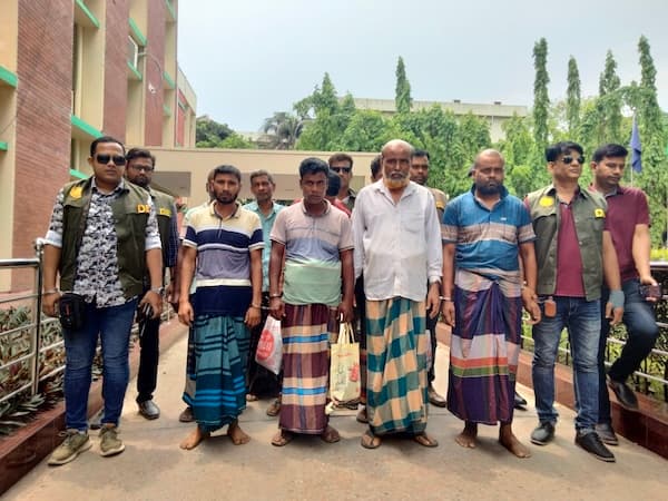 নওগাঁয় ডাকাতি চক্রের ৮ সদস্য গ্রেপ্তার, উদ্ধার লুণ্ঠিত মালামাল