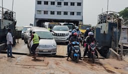 দৌলতদিয়ায় ভোগান্তি ছাড়াই বাড়ি ফিরছে মানুষ, ঘাট পরিদর্শনে ডিসি-এসপি